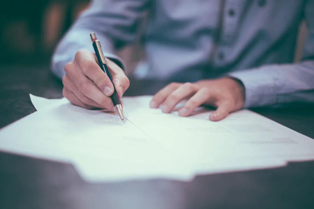 Firma de contrato y asesoramiento legal